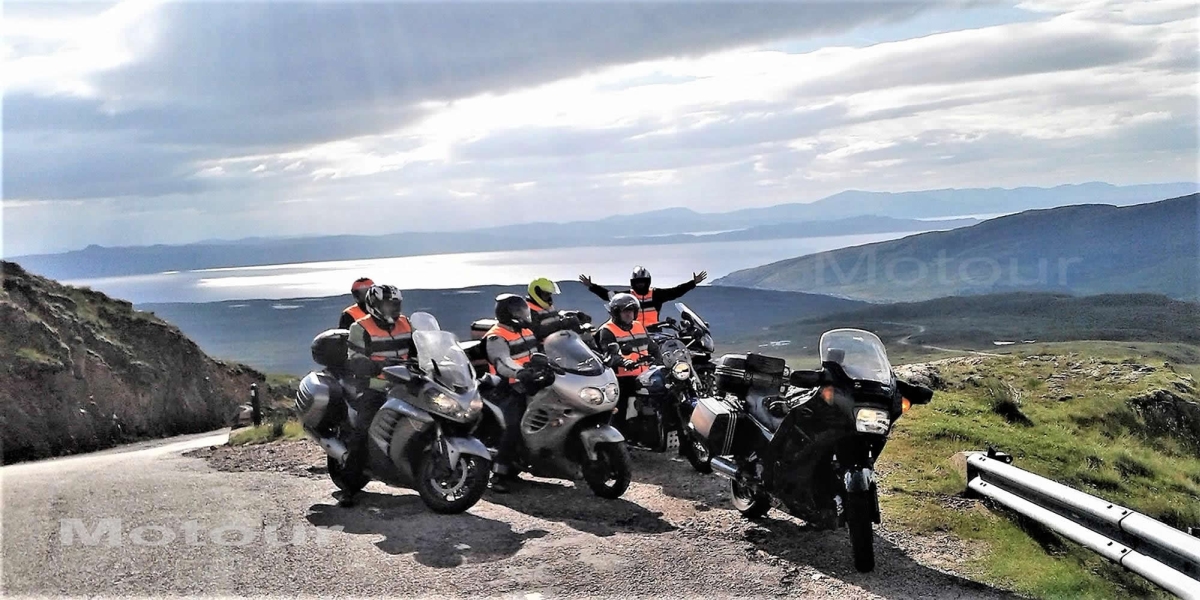 groep motorrijders op de top van de berg