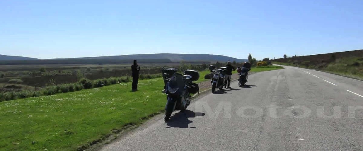 groepje motorrijders langs de weg motorreis Wales