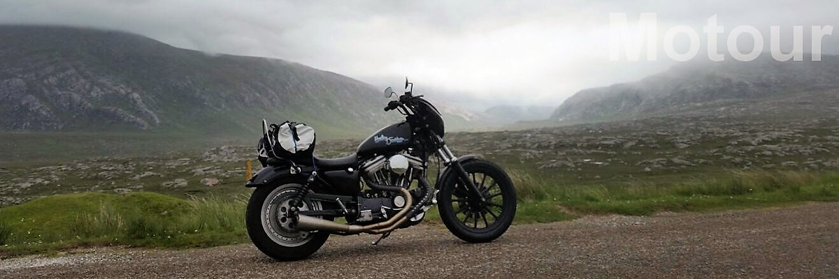 Sfeerbeeld motorfiets op weg motorreis Schotland
