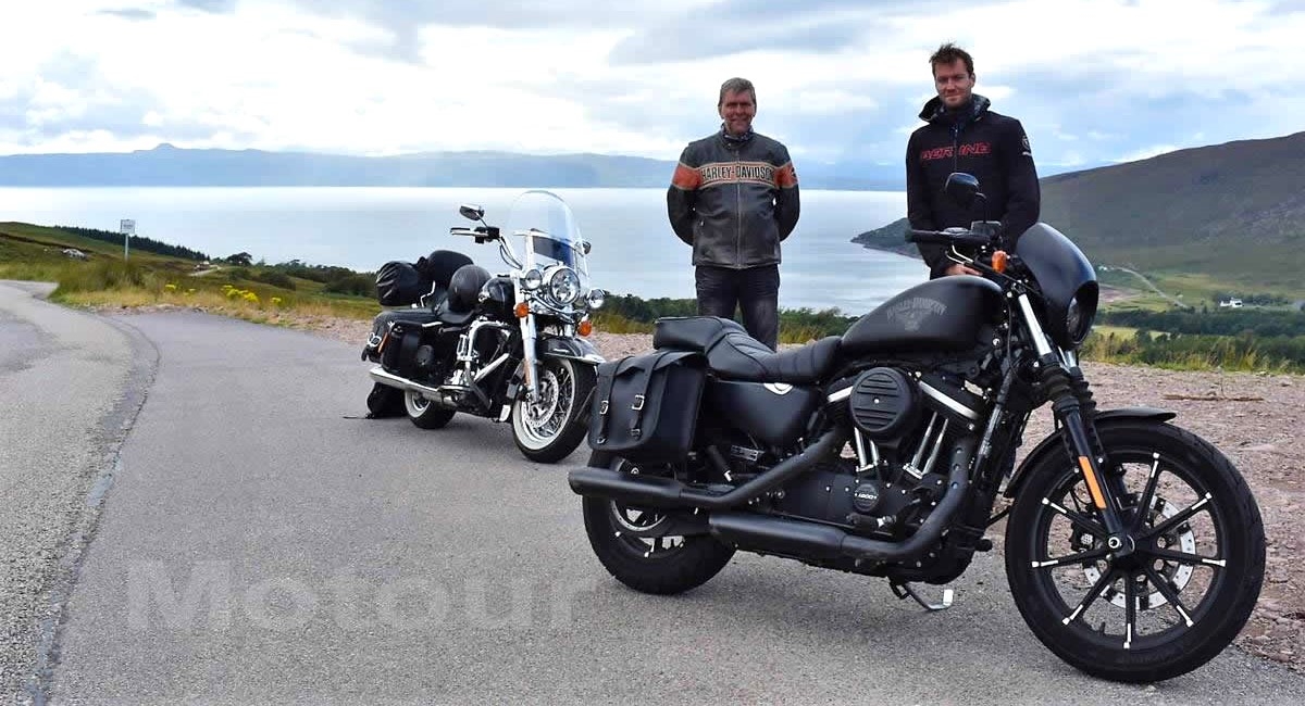 Motortour Schotland vader en zoon met hun motoren
