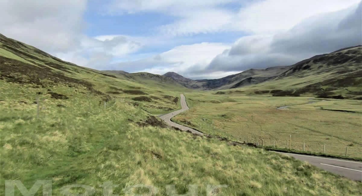 single track road door the highlands van Schotland